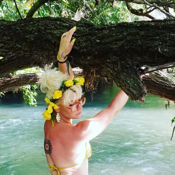 Meet your Posher, Elizabeth - Picture 1 of 4